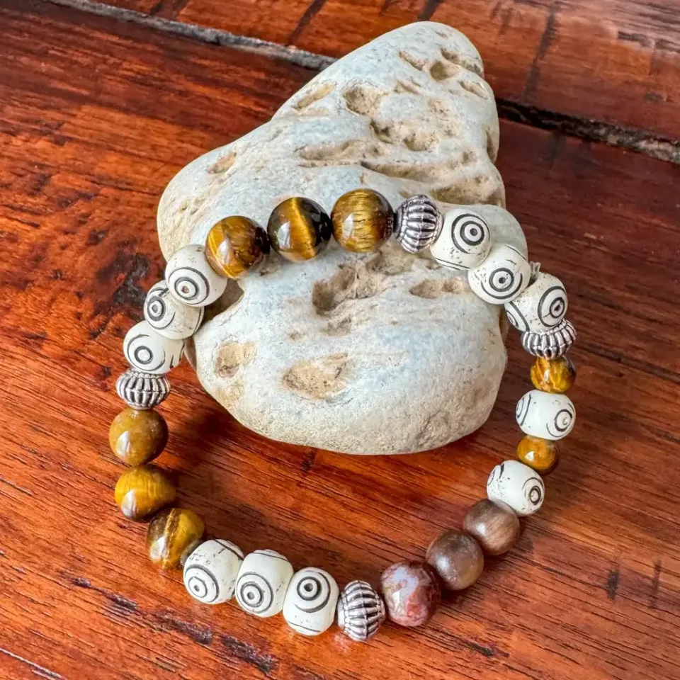 Bracelet de perles élastique en corne du Népal et oeil de tigre