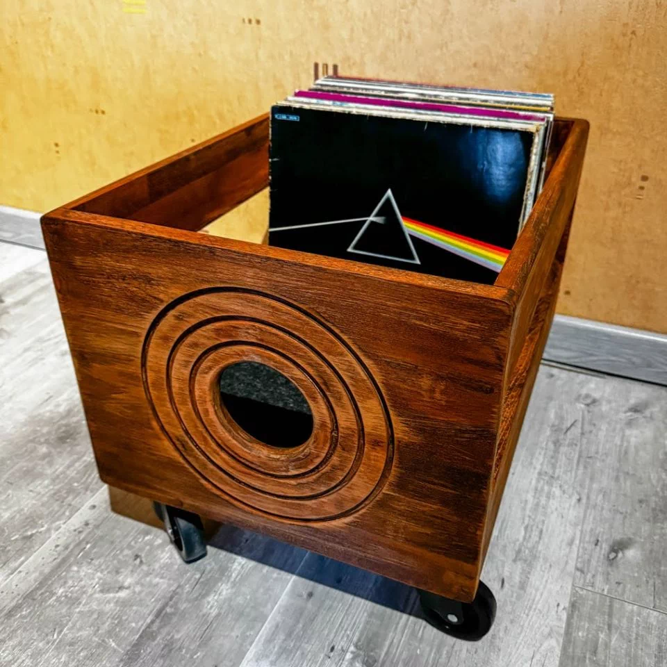 caisse-bois-chene-disque-vinyles-dessus